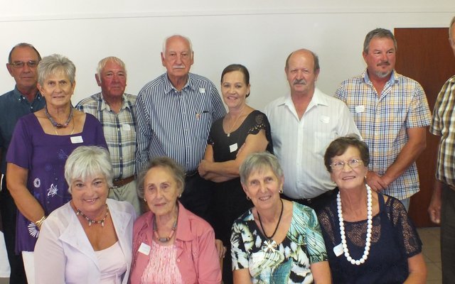 Die Bond van Oud-Polisiebeamptes Overstrand wat in 2010 gestig is en waarby etlike Gansbaaiers ingesluit is, het onlangs weer ‘n vergadering en ‘n gesellige funksie in die NGK se Kleinsaaltjie gehad. Weduwees van afgestorwe polisiemanne is ook lede van die bond. Op die foto is dit die Gansbaai-lede wat die byeenkoms bygewoon het.